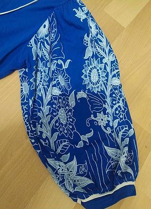 Яскраво синя коротка оригінальна трикотажна сукня/туніка з білим квітковим принтом приталена6 фото