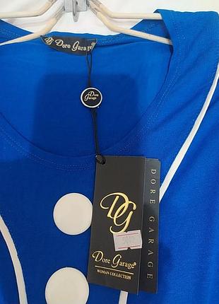 Яскраво синя коротка оригінальна трикотажна сукня/туніка з білим квітковим принтом приталена7 фото