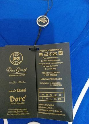 Яскраво синя коротка оригінальна трикотажна сукня/туніка з білим квітковим принтом приталена8 фото