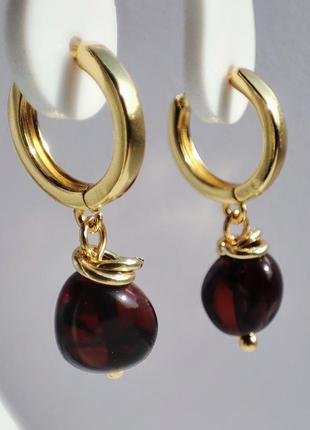Серьги minov 2719 из натурального янтаря оттенок темная вишня