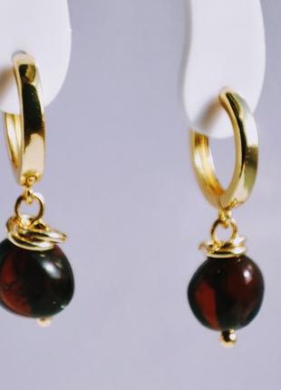 Серьги minov 2719 из натурального янтаря оттенок темная вишня