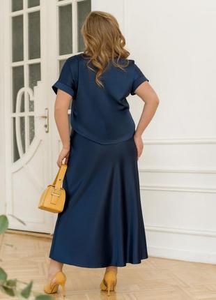 Жіночий елегантний літній атласний синій костюм блуза і довга спідниця діловий стиль4 фото