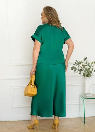 Жіночий елегантний літній атласний зелений костюм блуза і довга спідниця діловий стиль4 фото