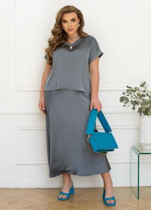 Жіночий елегантний літній атласний сірий костюм блуза і довга спідниця діловий стиль