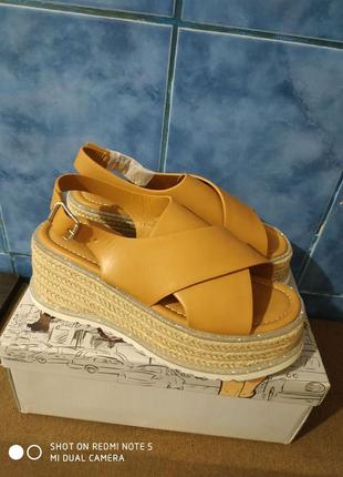 Бомбезные босоножки на платформе.