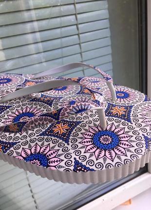 Вьетнамки тапки тапочки шлепки шлепанцы шлёпки шлёпанцы через палец летние пляжные с цветным принтом рисунком узором орнаментом разноцветные женские