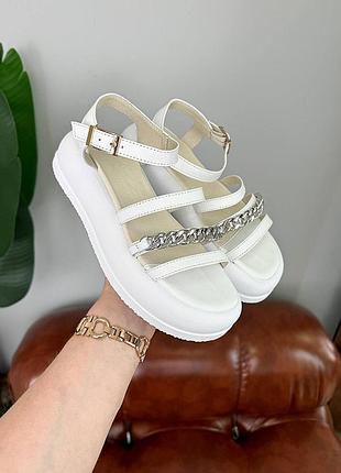 Босоножки женские из натуральной кожи на танкетке с цепочкой10 фото