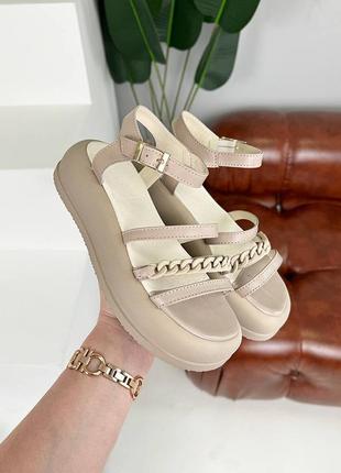 Босоножки женские из натуральной кожи на танкетке с цепочкой9 фото