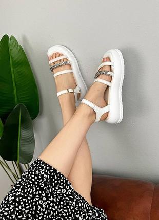 Босоножки женские из натуральной кожи на танкетке с цепочкой3 фото