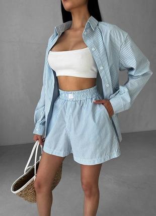 Рубашка свободного кроя и шорты с карманами на высокой посадке;