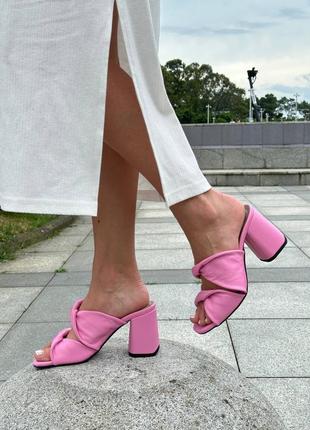 Розовые кожаные шлепанцы на каблуке сабо цвет на выбор