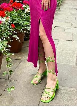 Яскраві босоніжки