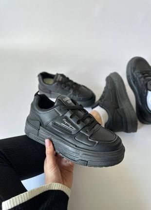 Женские кроссовки