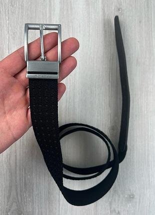 Базовый черный ремень тянется из ткани есть эластан