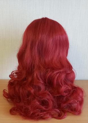 Парик парика гранатового цвета