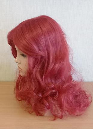 Парик парика гранатового цвета