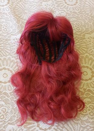 Парик парика гранатового цвета