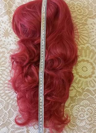 Парик парика гранатового цвета
