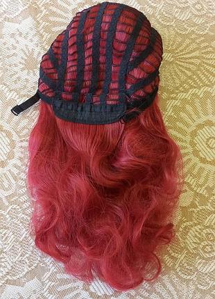 Парик парика гранатового цвета