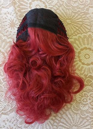 Парик парика гранатового цвета