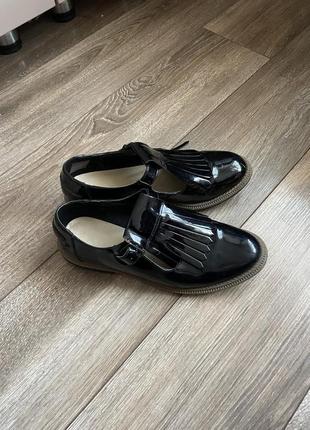 Туфлі clarks 37 розмір устілка 22,5 см, низька підошва  лофери лаковані бахрома