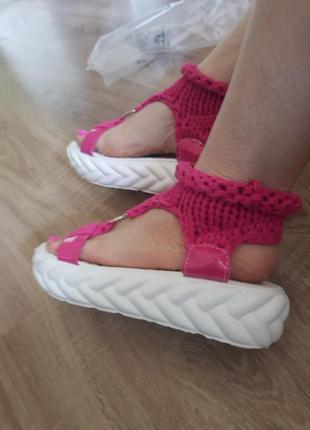 Босоніжки малинка плетінка4 фото