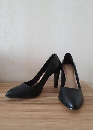 Кожаные туфли clarks