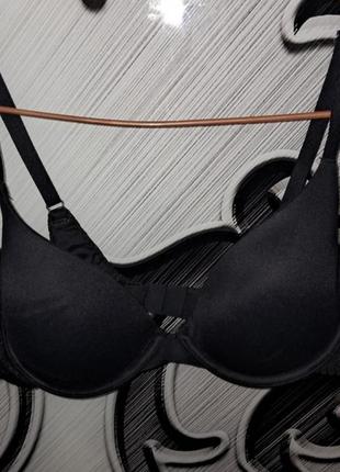 Черный бюстгальтер