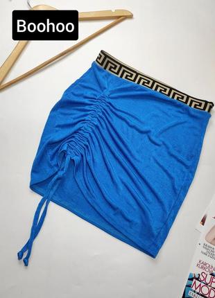Спідниця жіноча коротка блакитного кольору зі сборкою від бренду boohoo s