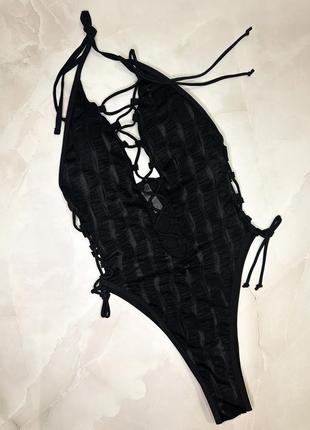 Чорний жіночий суцільний відрядний купальник бразиліана чашка на шнурівці