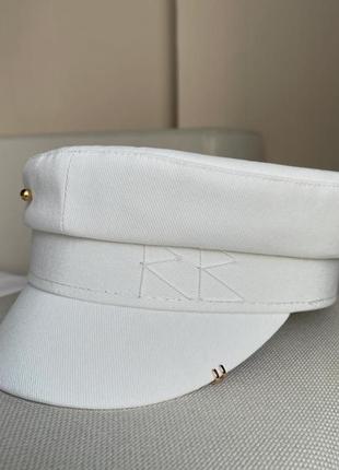 Жіноча біла котонова кеппі в стилі ruslan baginskiy з пірсингом