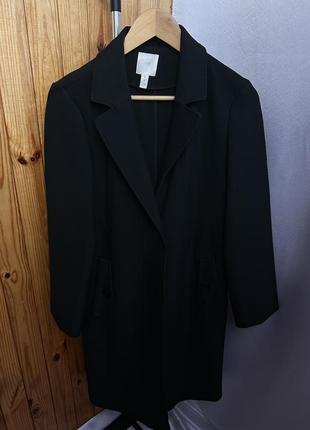 Довге чорне пряме пальто