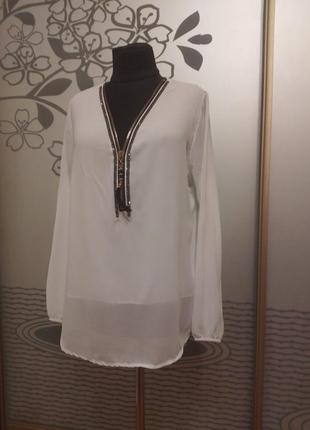 Шифоновая белая блузка с декоративной молнией4 фото