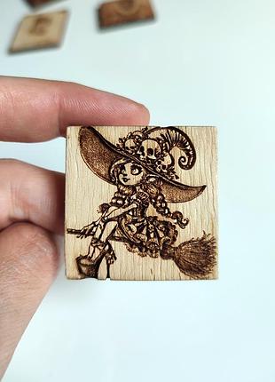Магнит деревянный ведьма ведьмочка на метле череп хэллоуин halloween handmade 👉 4x4см