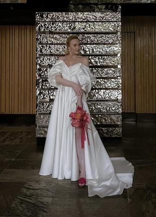 Весільна сукня від бренду monetre
