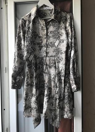 Платье у змеиный принт