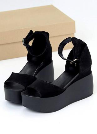 Босоніжки на танкетці