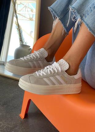 Женские кроссовки в стиле adidas gazelle platform grey.