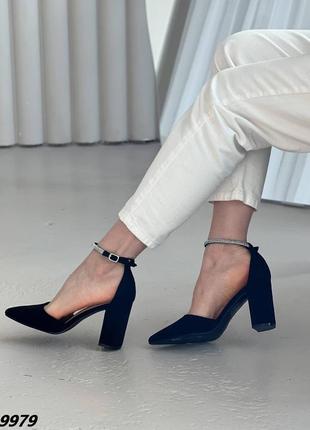 Чорні жіночі туфлі на підборі каблуці з срібним ремінцем6 фото