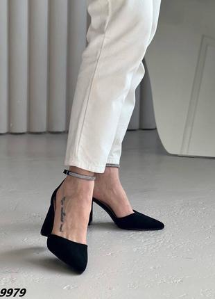 Чорні жіночі туфлі на підборі каблуці з срібним ремінцем4 фото