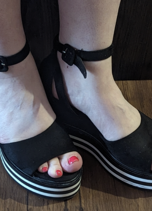 Черные босоножки женские  с ремешком.