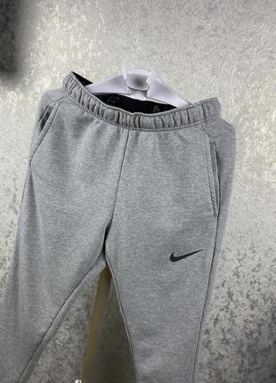 Мужские серые спортивные штаны nike dri-fit2 фото