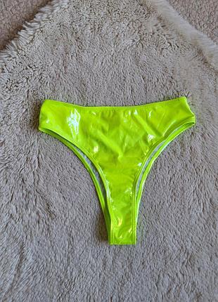 Яркие неоновые плавки с высокой посадкой