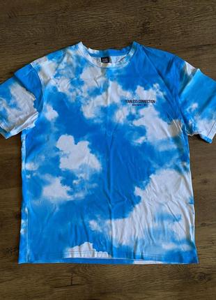 Яркая голубая футболка