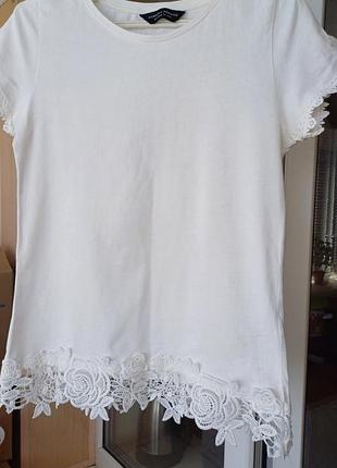 Футболка с кружевом.