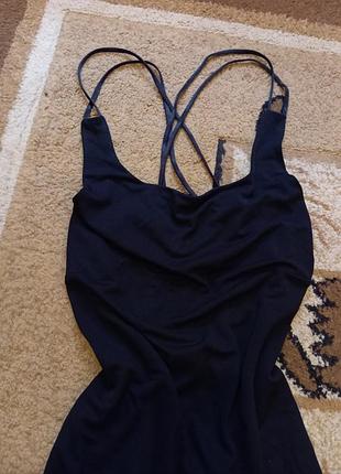 Маленькое черное платье с шнуровкой на спине и разрезом на ножке