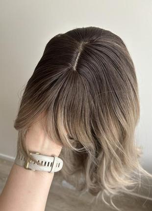 Парик длинные волнистые волосы холодный пепельный блонд челка, омбре, растушевка у корней