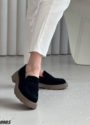 Чорні жіночі лофери туфлі на бежевій підошві з натуральної замші замшеві лофери туфлі8 фото