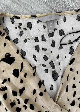 Красивое платье h&m с пышным рукавом и декольте3 фото