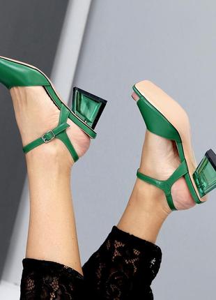 Элегантные люксовые зеленые босоножки на шлейке на среднем прозрачном каблуке8 фото